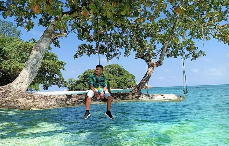 Pemandangan Birunya Laut Pulau Berhala