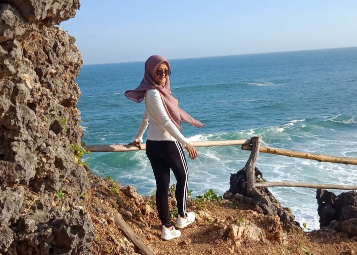 Spot Foto Menarik Di Pantai Nguyahan