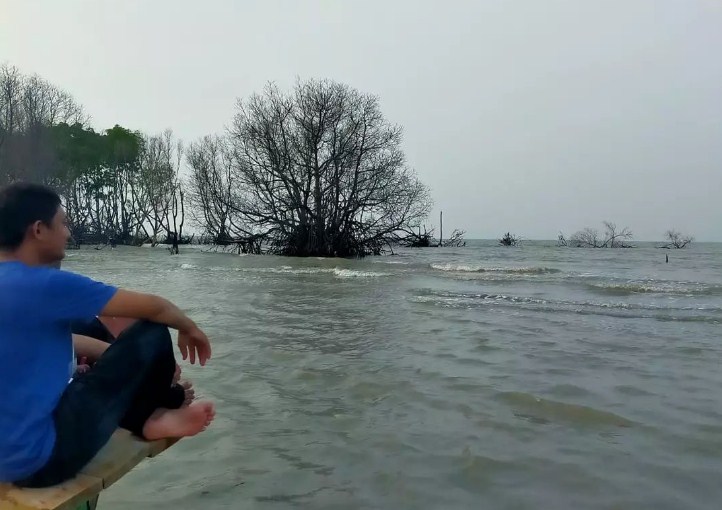 Spot Foto Menarik di Pantai Muara Gembong