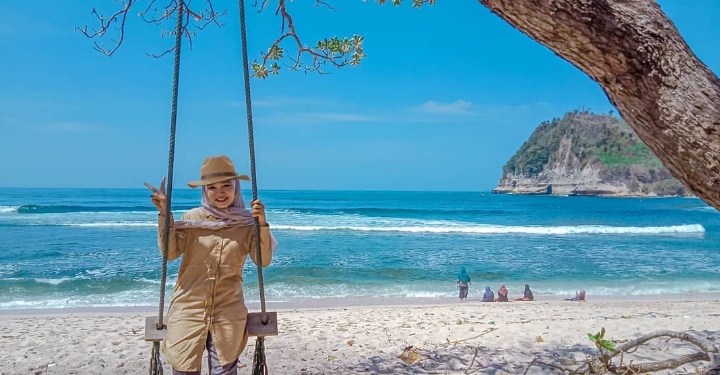 Spot Foto Menarik di Pantai Ngalur