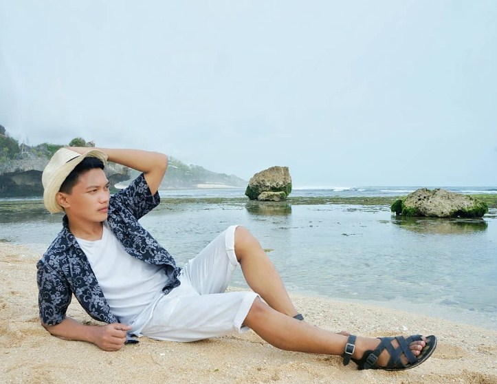 Spot Foto Menarik di Pantai Ngandong