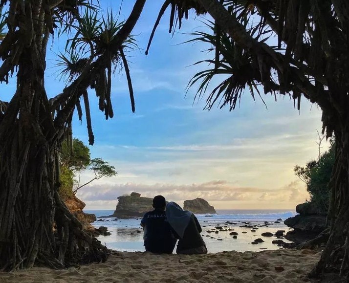 Spot Foto Menarik di Pantai Ngliyep