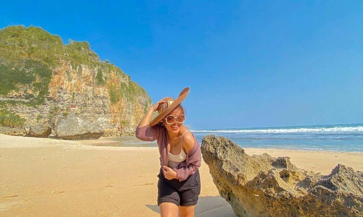 Spot Foto Menarik di Pantai Ngrumput