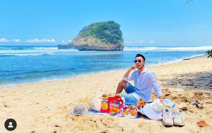 Spot Foto Menarik di Pantai Ngudel