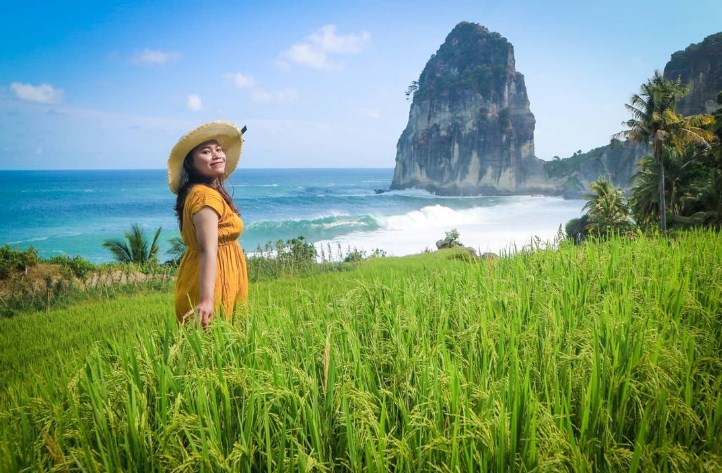 Spot Foto Menarik di Pantai Pangasan