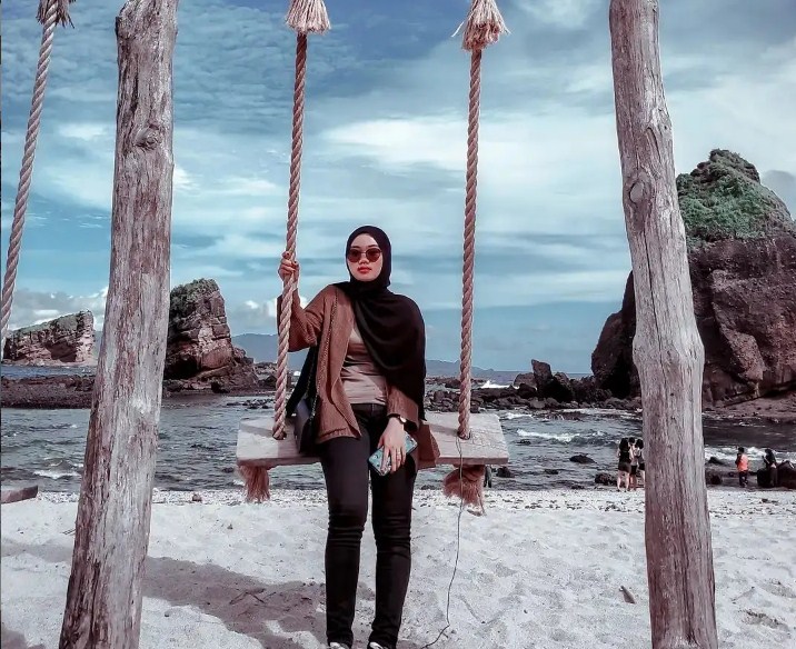 Spot Foto Menarik di Pantai Papuma