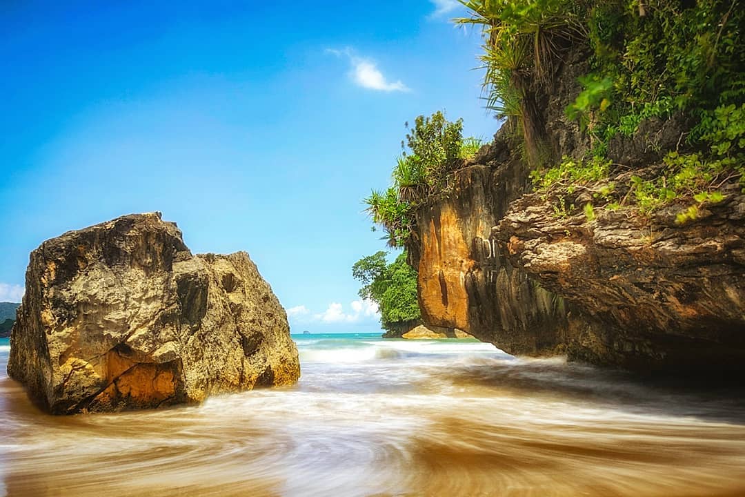 Daya Tarik Pantai Pelang