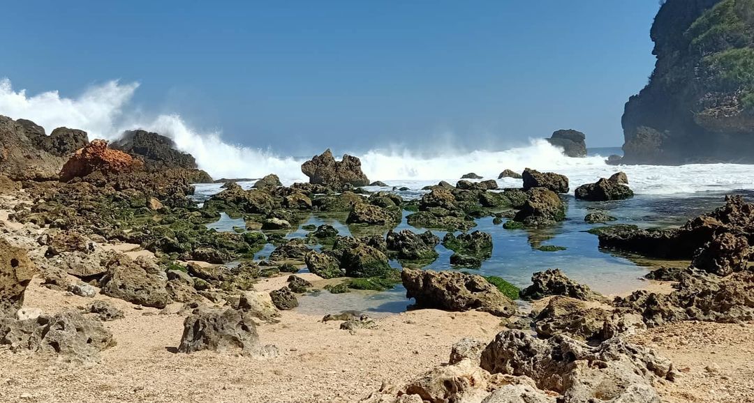 Foto Tempat Wisata Pantai Sembukan