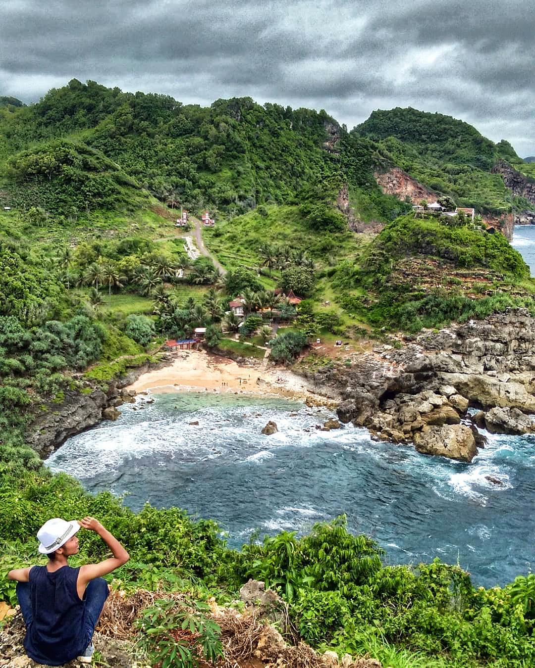 Harga Tiket Masuk Pantai Sembukan