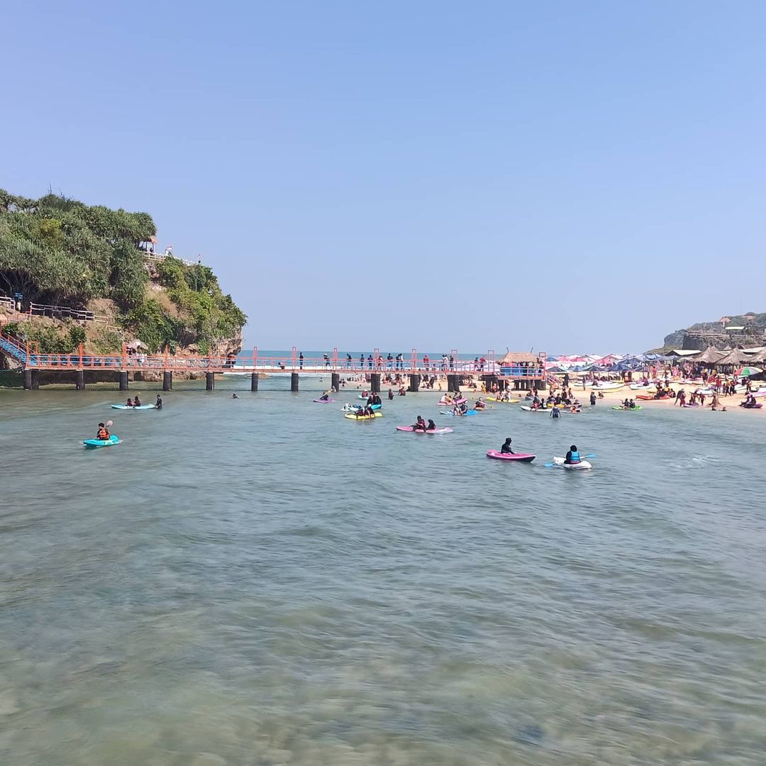 Kegiatan di Pantai Sepanjang