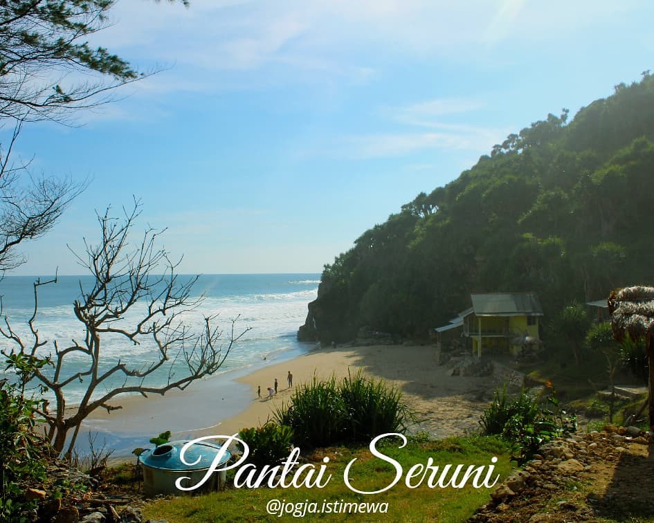 Kegiatan di Pantai Seruni